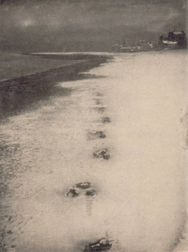 Ill. 5.  Pictorialisme et « straight photography » : Robert Demachy, Paysage (1904) ; Eugène Atget, Marchand d’abat-jour (s.d.)
