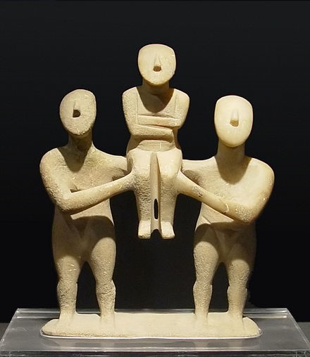 Trois figurines, Art des Cyclades (2800-2300 av. J.-Ch.)    Henry Moore, Family Group (1945)