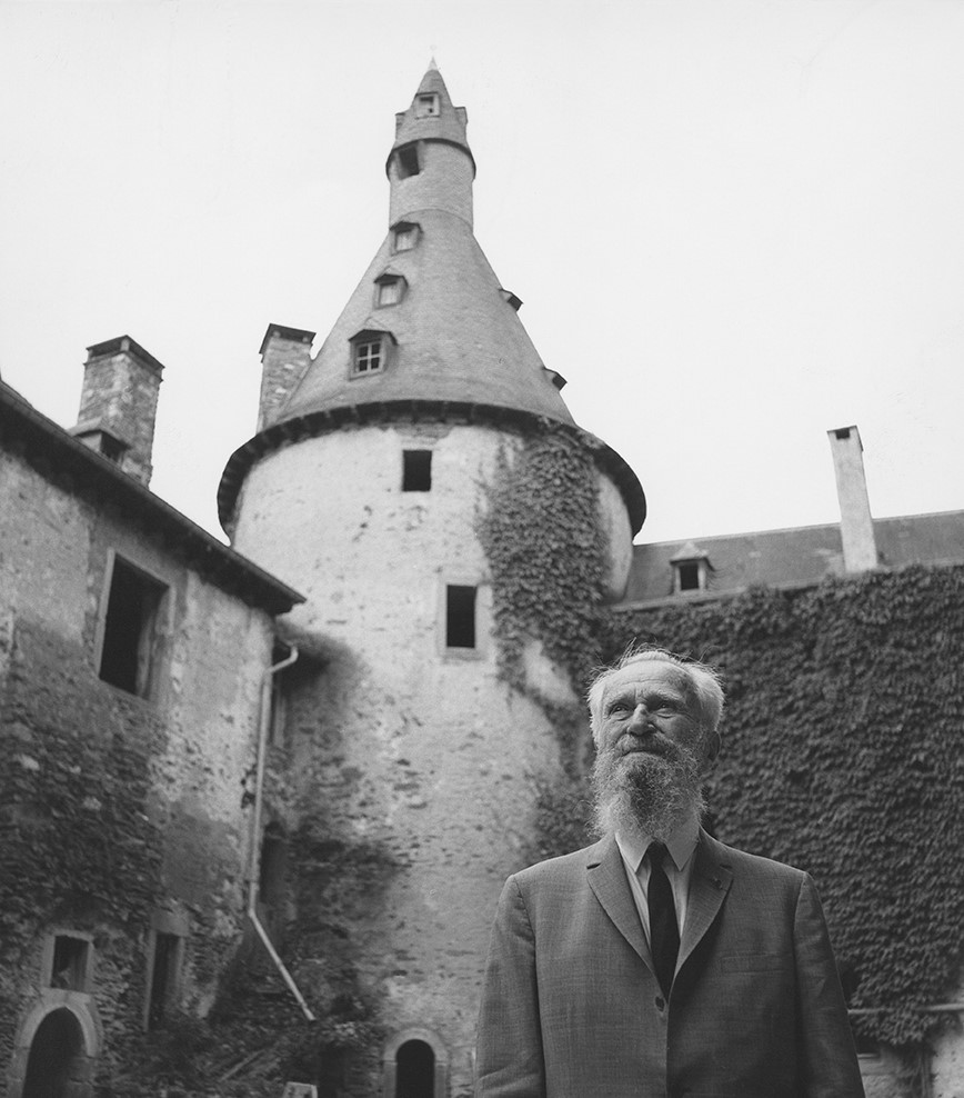 Collection Marcel Schroeder © Photothèque de la ville de Luxembourg Légende  : Edward Steichen dans la cour du Château de Clervaux, 1966 